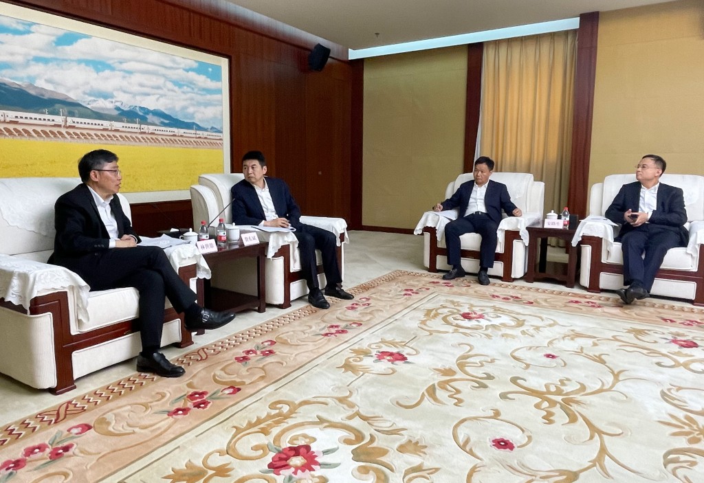 林世雄（左一）在北京与国家铁路局局长费东斌（左二）及铁路局其他代表会面。政府新闻处图片