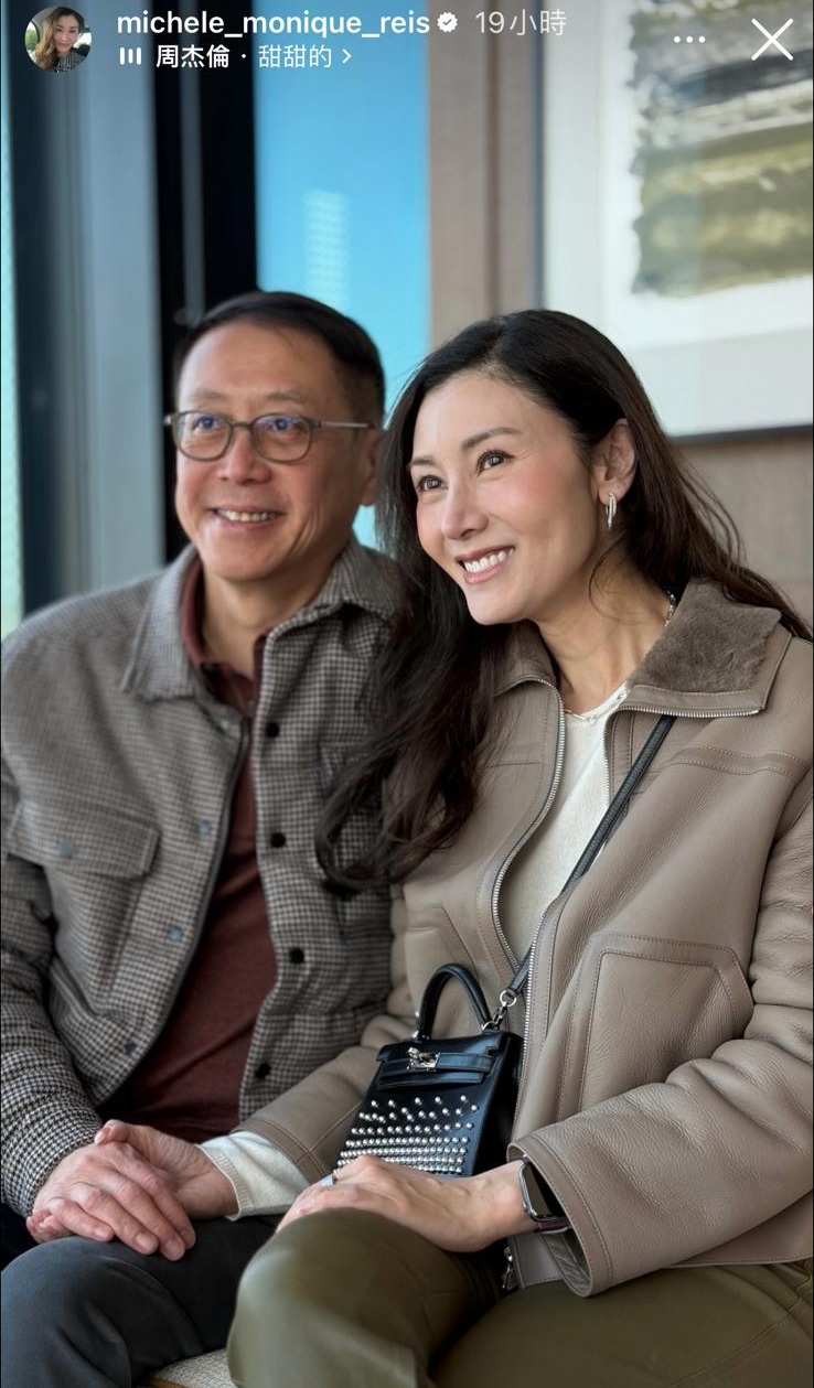 昨晚（14日），李嘉欣在IG story中分享了一張與許晉享的合照慶祝情人節，當中兩公婆低調地穿上同色系的情侶裝，並緊靠坐在一起手拖手，夫妻感情多年不變，仍恩愛如初。