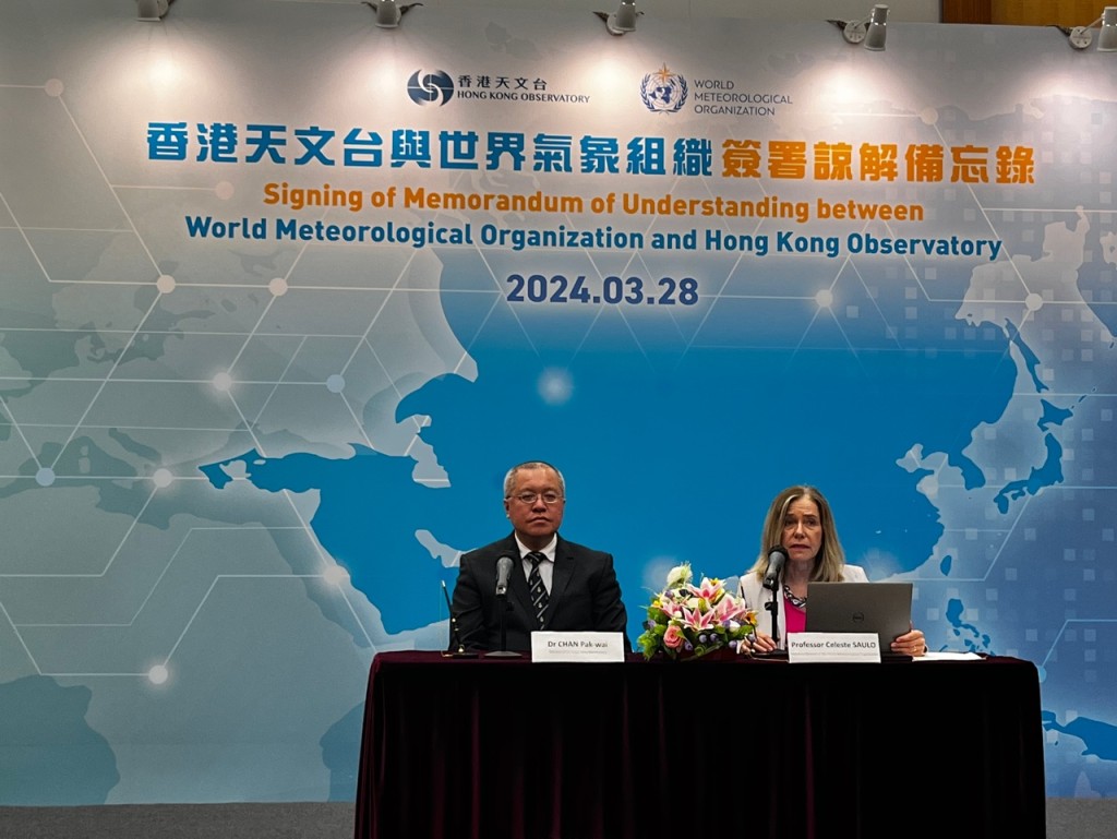 左起：天文台台长、世界气象组织中国香港常任代表陈栢纬，世界气象组织秘书长席列斯特．绍罗（Celeste Saulo）。李健威摄