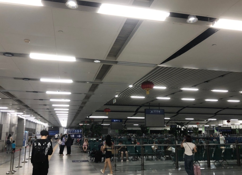 深圳地鐵羅湖站上周受大暴雨影響停運，至13日始重新運作。微博