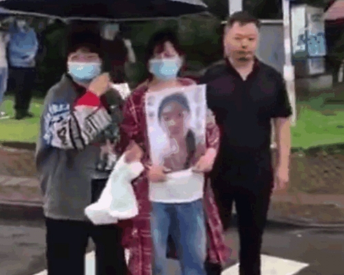 宁波工程学院一名女大学生遭外籍教师杀害，家属到校门口讨公道。微博图片
