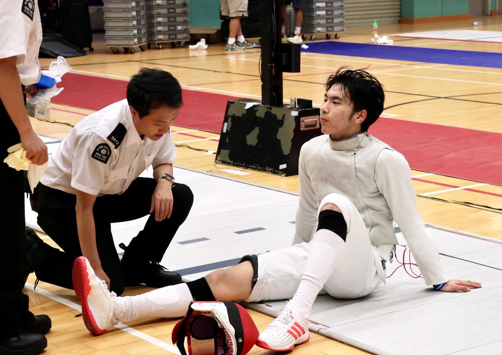陳峻霖在男花少年組決賽打至右腳抽筋,他最後以15:11勝劉昊揚奪冠。徐嘉華攝 陳峻霖在男花少年組決賽打至右腳抽筋,他最後以15:11勝劉昊揚奪冠。徐嘉華攝