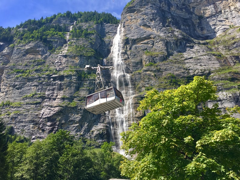 勞特布魯嫩有多條瀑布。