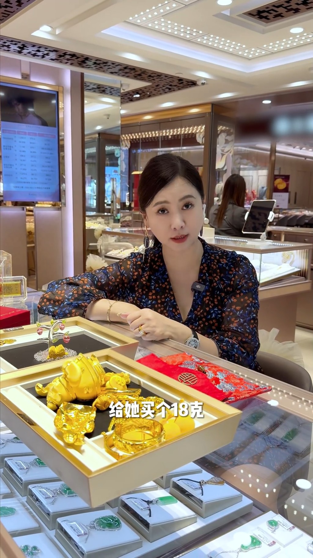 翁虹笑言,如果計劃有實行,今年女兒18歲,就該為她買18克黃金 翁虹笑言,如果計劃有實行,今年女兒18歲,就該為她買18克黃金