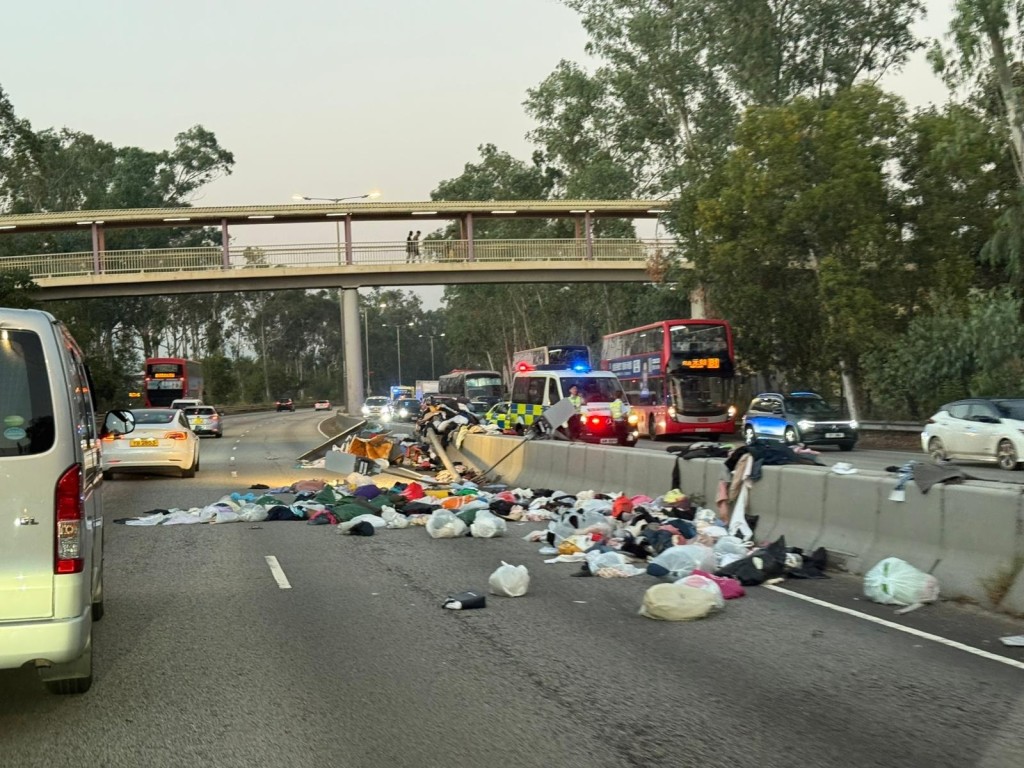 燈柱遭撞倒，貨斗殘骸和多袋衣服雜物散落一地。FB：香港公共交通智庫