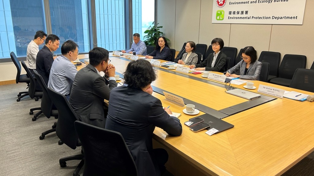 署理環境及生態局局長黃淑嫻(右中)就預防輸入蝨患與機管局、香港鐵路有限公司、酒店業界及旅遊事務署代表和相關政府部門召開會議。政府新聞處圖片