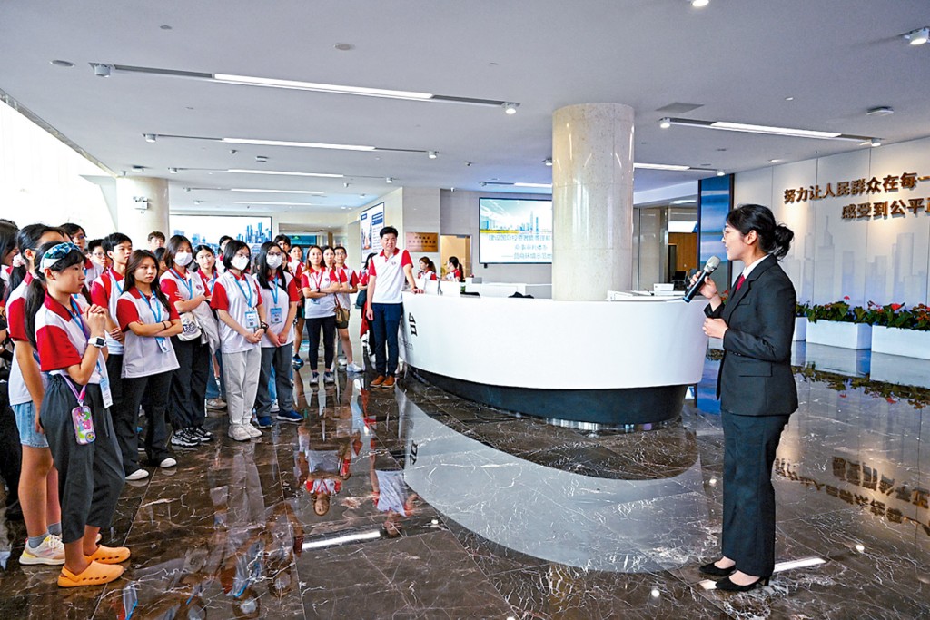 在深圳国际仲裁院获刘晓春院长热情接待,带领与会者进行导赏活动。