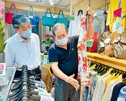 中联办副主任罗永纲先后走访九龙总商会和多家九龙区商户，访民情问民意。