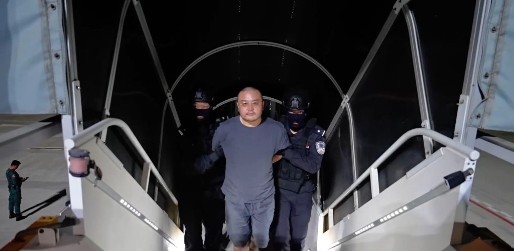 陈志犯罪集团骨干成员李雄被押解回国。《人民日报》 陈志犯罪集团骨干成员李雄被押解回国。《人民日报》