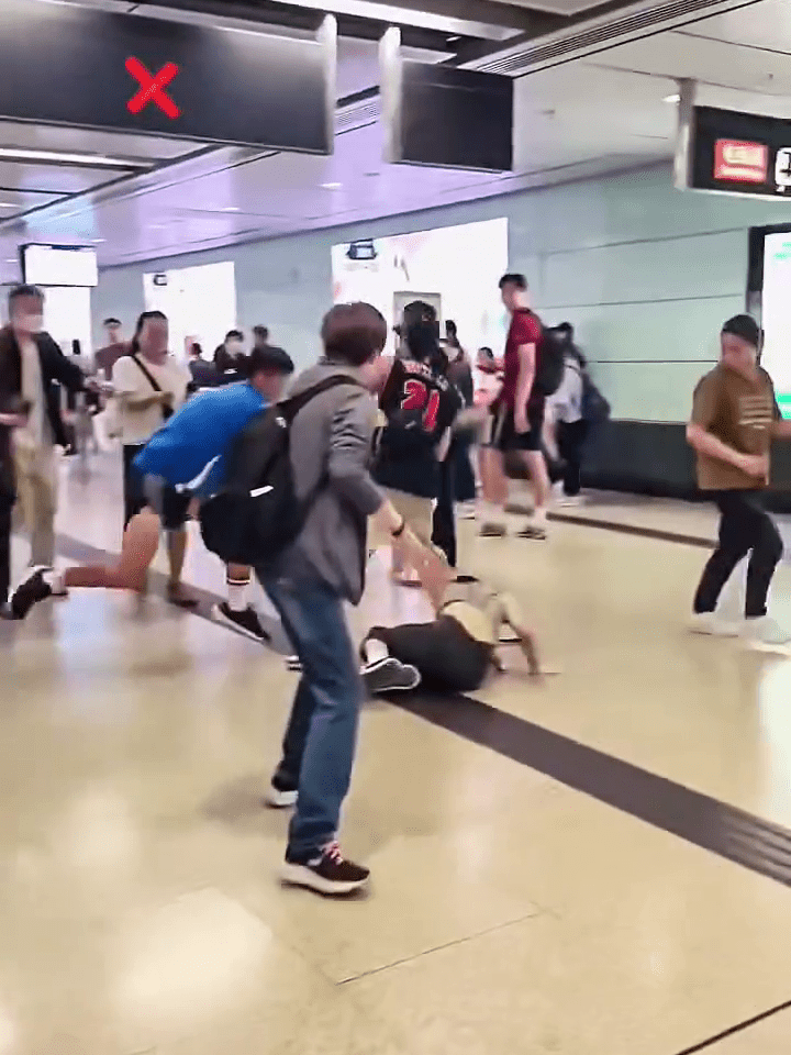 藍衫漢突然暴起,接連將一名紋身男及一名金髮女推倒地上。Thread:jellyfish.1487620s: 藍衫漢突然暴起,接連將一名紋身男及一名金髮女推倒地上。Thread:jellyfish.1487620s: