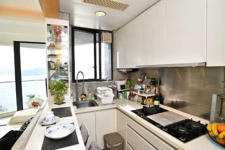 廚房採半開放式設計，已有廚櫃等設備。