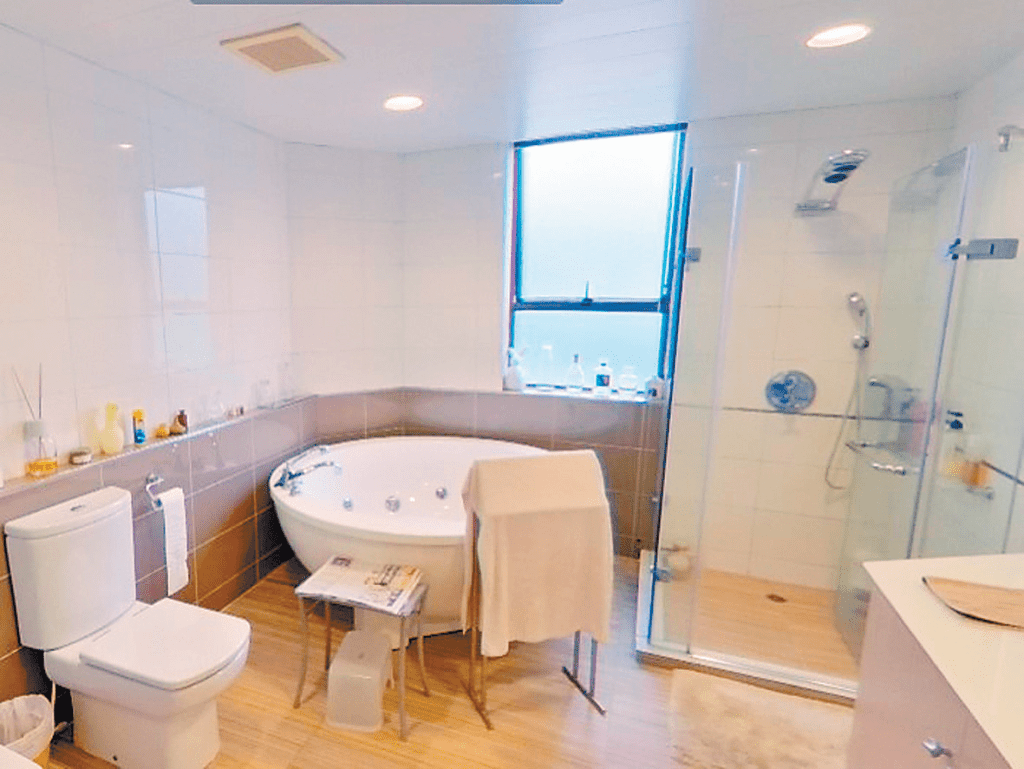 浴室設圓型按摩浴缸，住戶可享受沐浴樂趣。