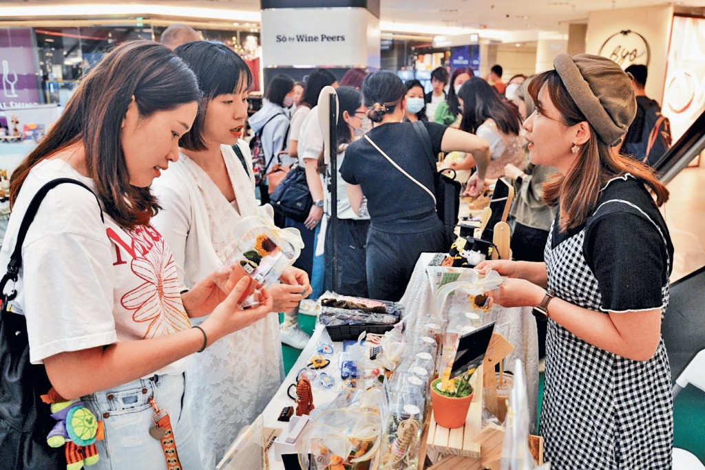 勞工處舉辦的Chill級市集昨今兩日在尖沙咀一個商場開市。