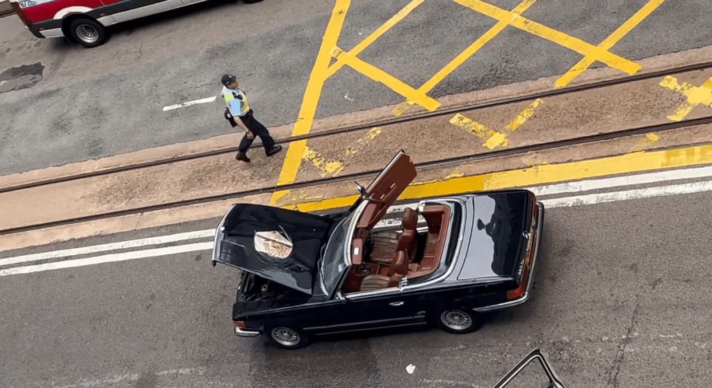開篷車車頭被輕微焚毀。網上圖片 開篷車車頭被輕微焚毀。網上圖片