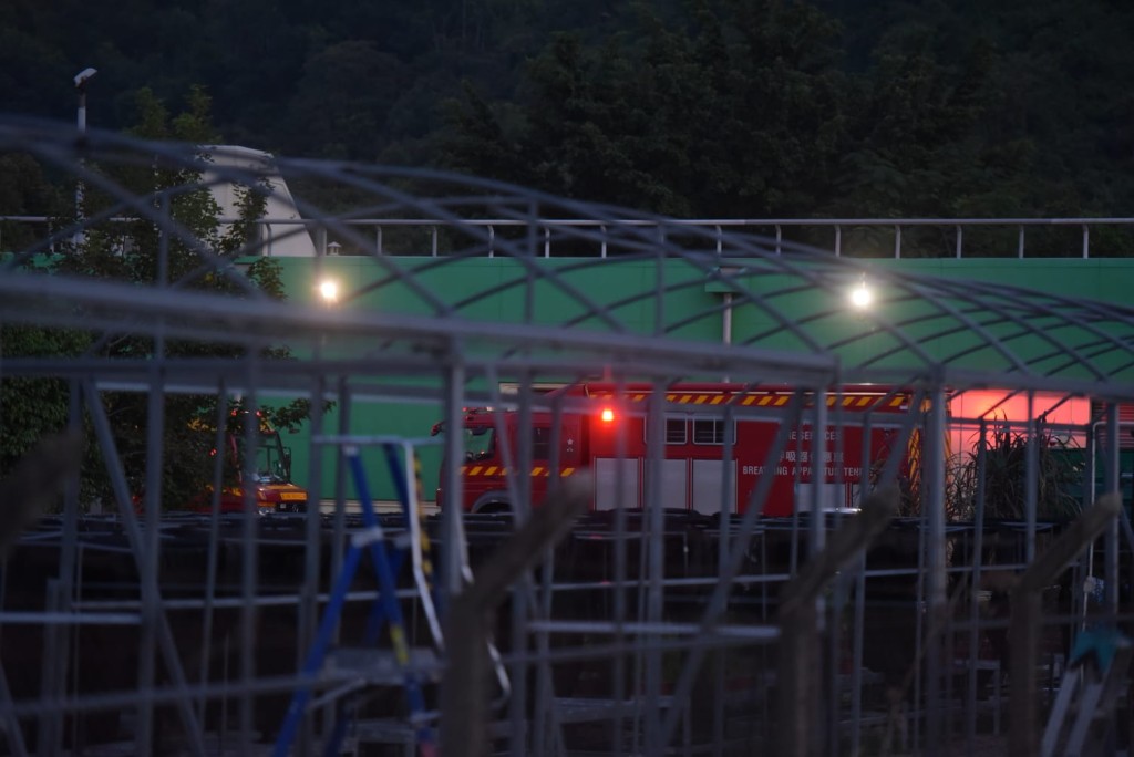 多部消防車在污水處理廠內戒備。