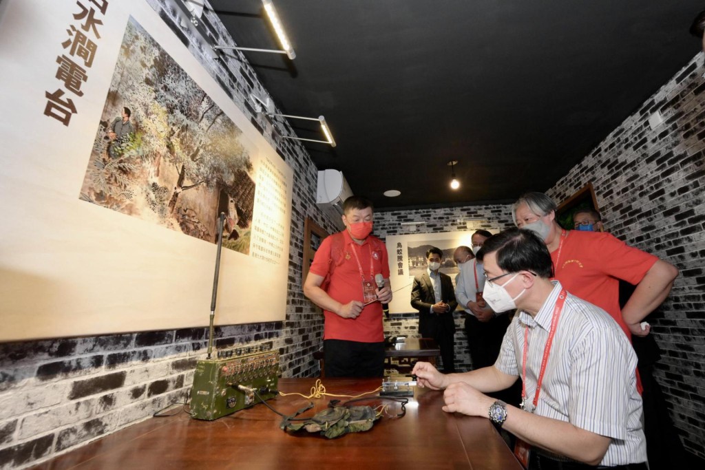 行政长官李家超去年出席香港沙头角抗战纪念馆揭幕典礼并参观。资料图片
