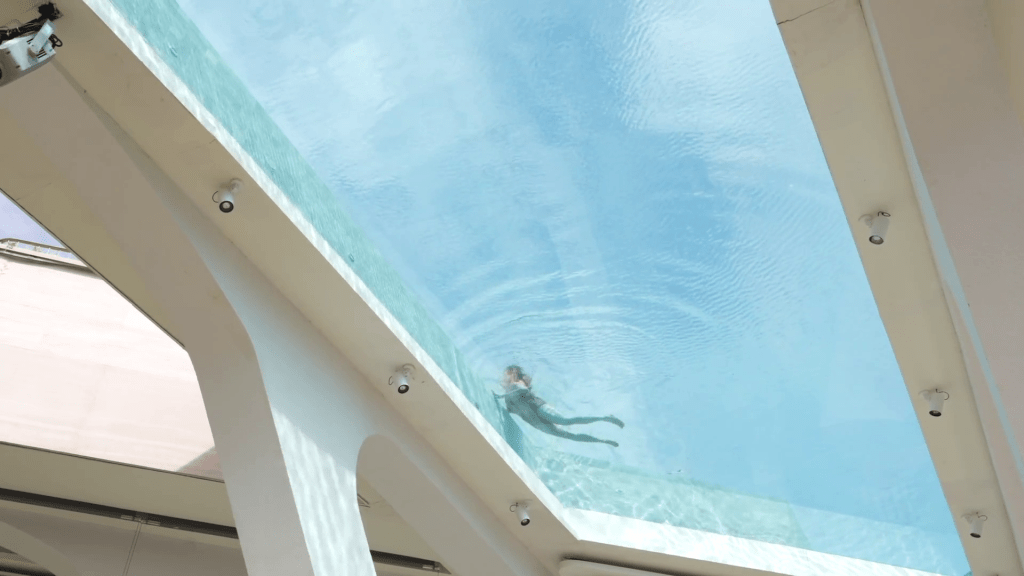 特别之处是高空透视泳池。 特别之处是高空透视泳池。