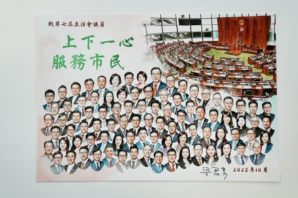 梁君彥向全體議員致送心意卡,當中更有他的署名。江旭峰攝 梁君彥向全體議員致送心意卡,當中更有他的署名。江旭峰攝