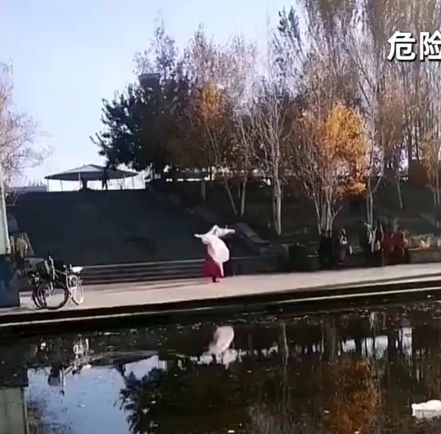 遼寧一名大媽在河邊翩翩起舞。