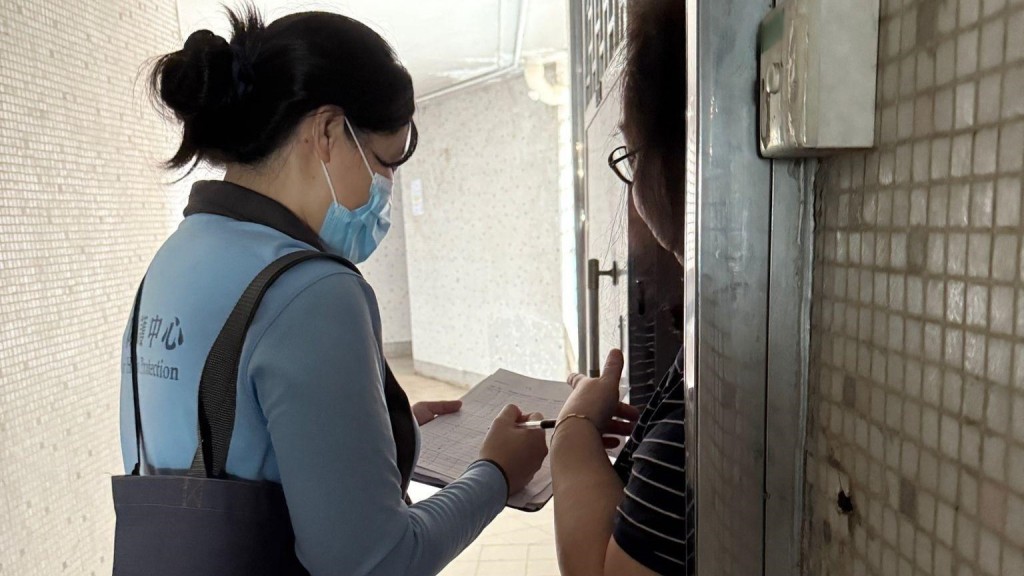 中心人員透過上門探訪為鳳德邨居民作評估。政府新聞處