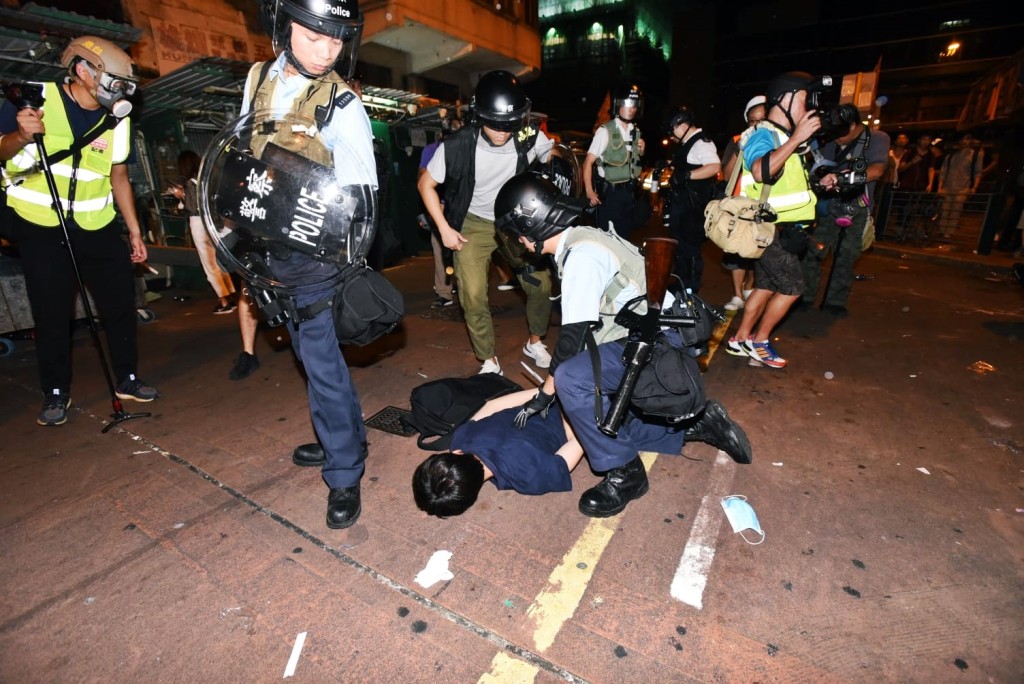 警方凌晨採取拘捕行動。