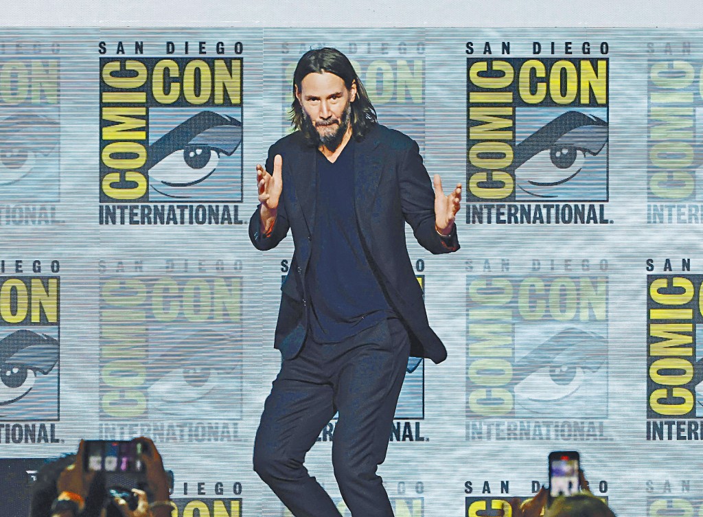 奇洛李維斯現身動漫展，宣傳漫改作品《BRZRKR》系列。