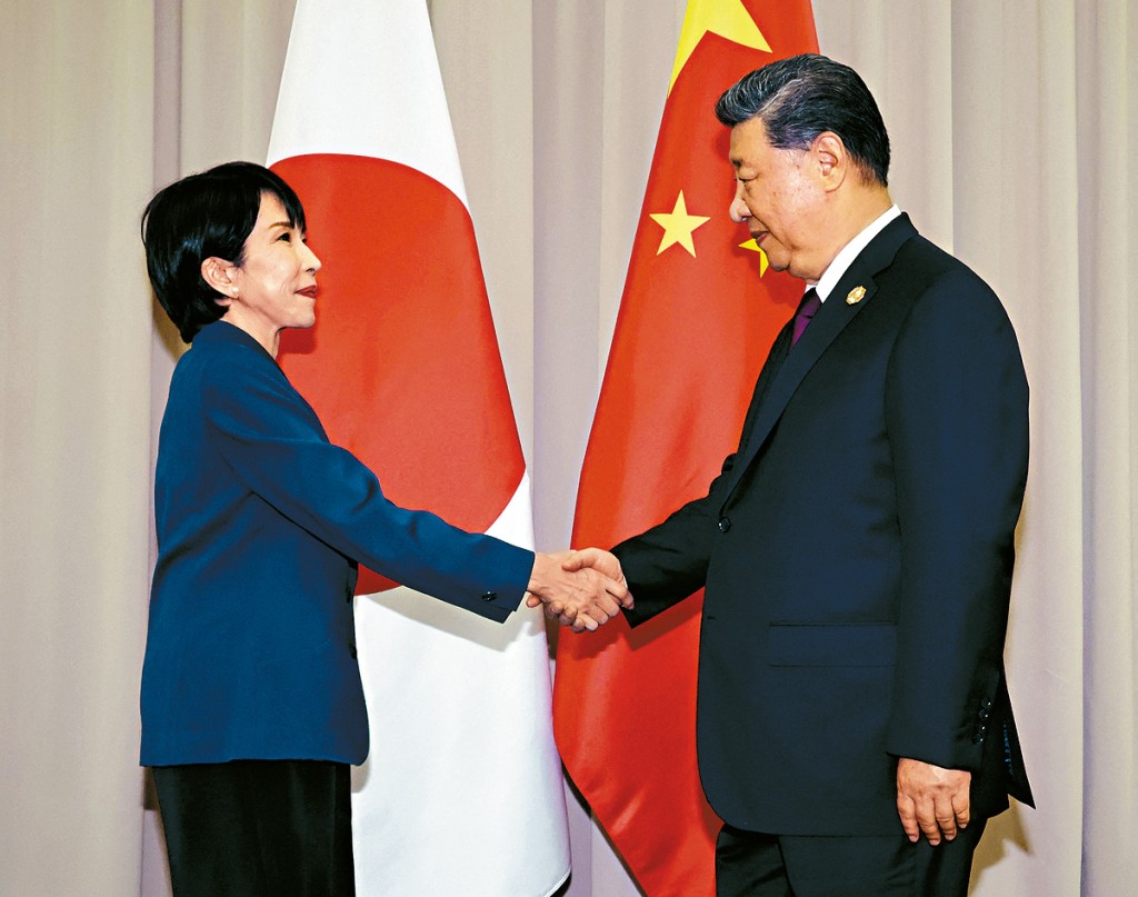 習近平(右)在慶州與日本首相高市早苗會晤前握手。