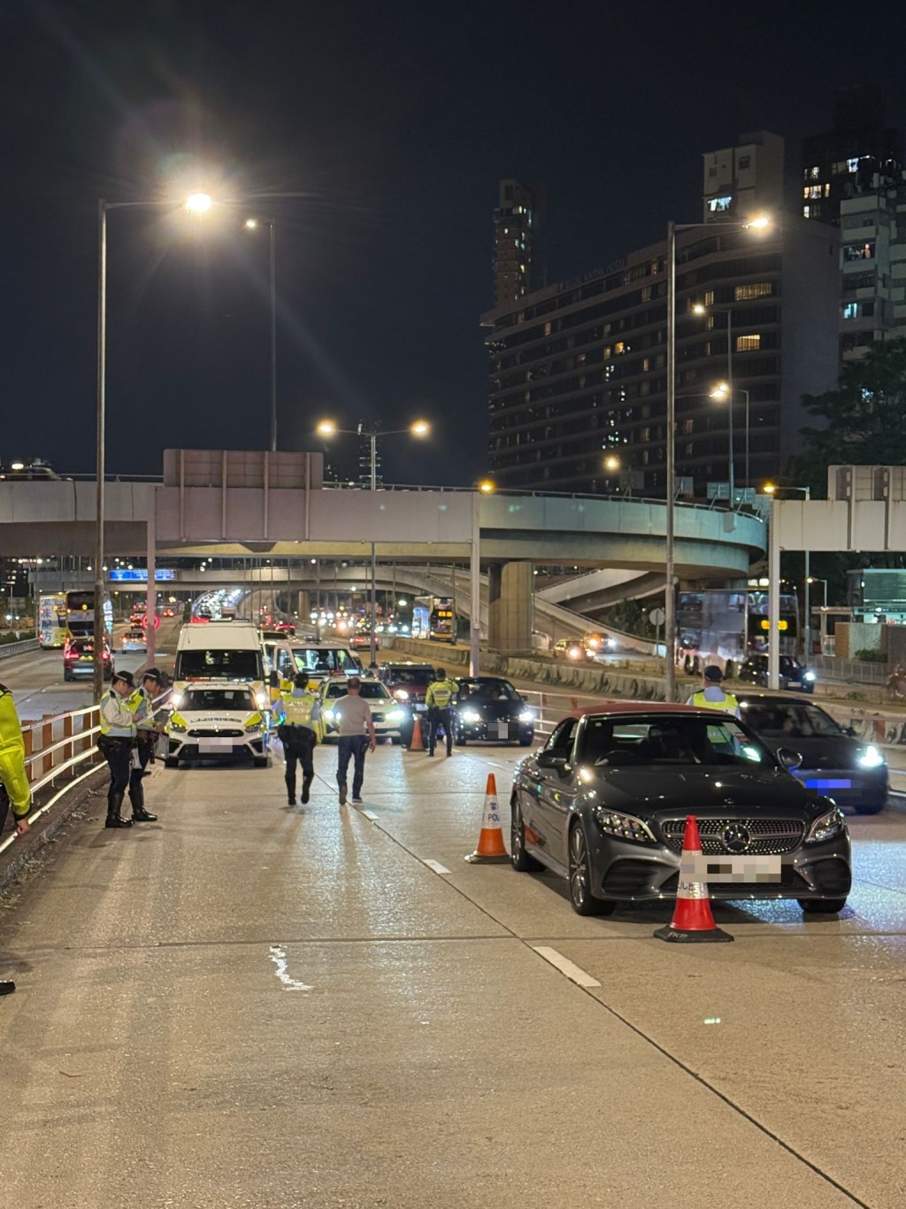 萬聖節警東九龍打擊酒駕毒駕 共拘3男。警方圖片 萬聖節警東九龍打擊酒駕毒駕 共拘3男。警方圖片