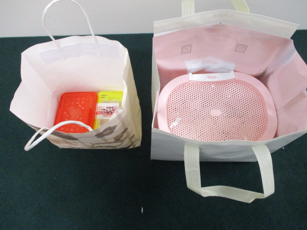 用作装载该批怀疑非法进口动物的手提袋和胶盒。海关图片