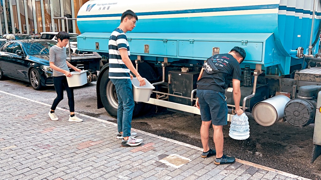太古城多座大廈的食水前晚驚現大量黑色顆粒沉澱物，水務署翌日早上派出水車供居民取用食水。