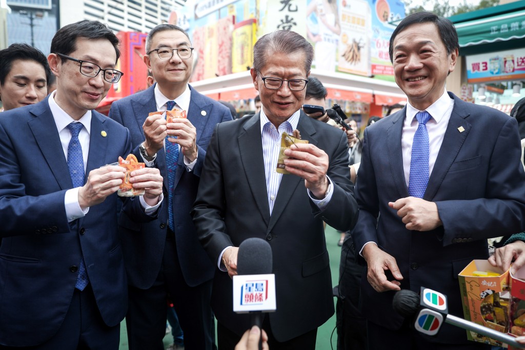 陳茂波試吃即食海參。