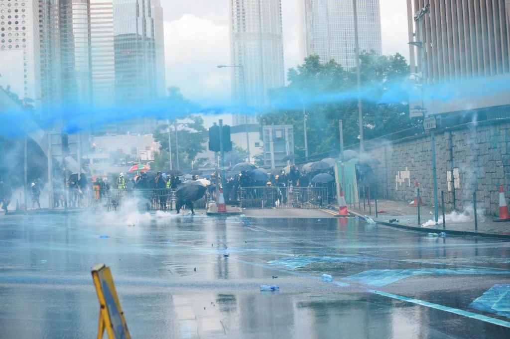 水炮車首次發射藍色水柱。
