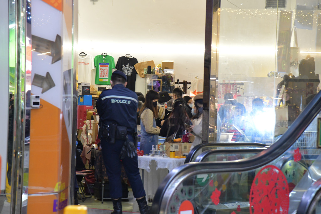 警方国安处早前在旺角银城商场拘捕至少6人（资料图片）