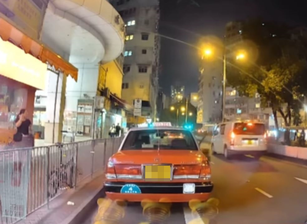 的士车门被撞至「吊吊揈」。fb车cam L（香港群组）影片截图