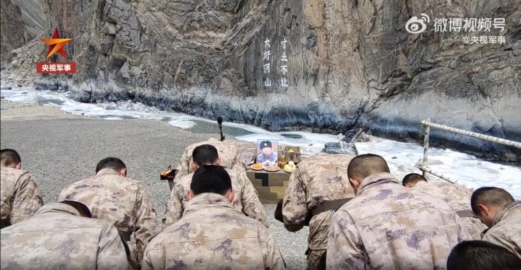 战友向陈祥榕的遗像鞠躬。
