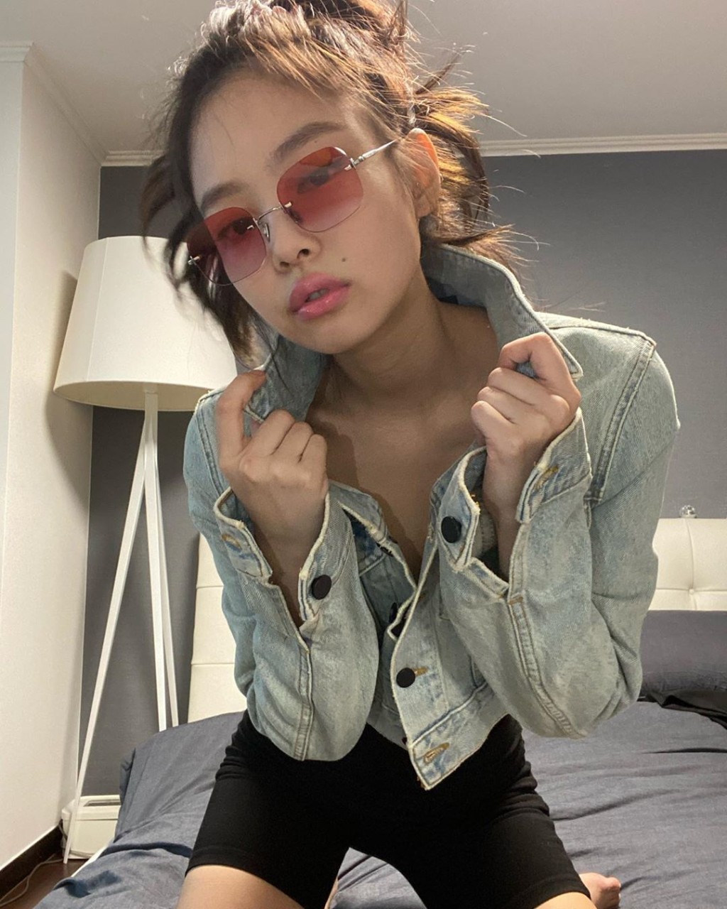 Jennie分享多張床上寫真照。