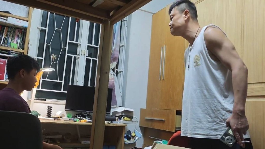 廣州有父親怒斥兒子只懂普通話，影片在網上熱議。微博