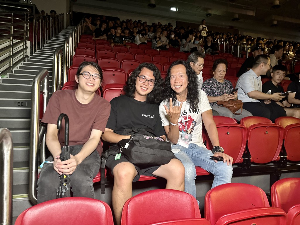 右起：Joey Tang、Joey Tang儿子（中间）、儿子的同学
