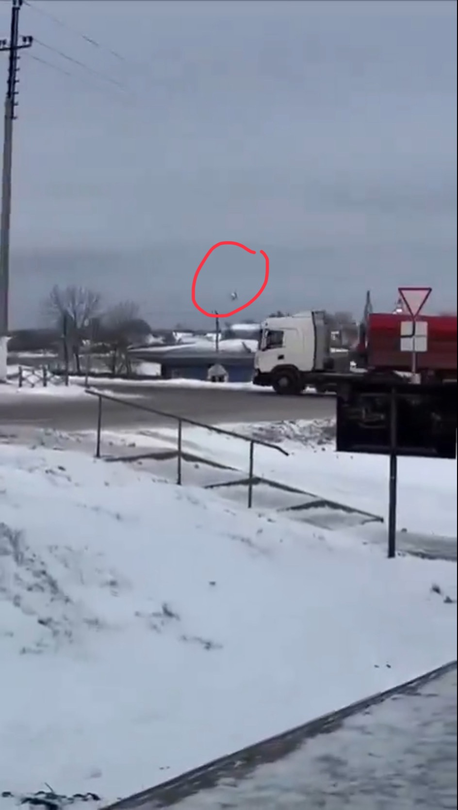 網傳影片顯示伊爾-76墜毀的一刻。 X