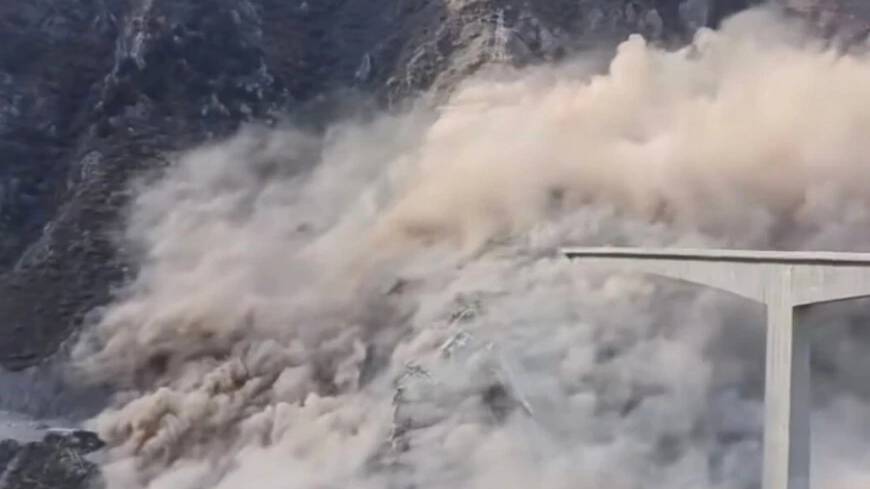 四川阿坝红旗特大桥发生垮塌。