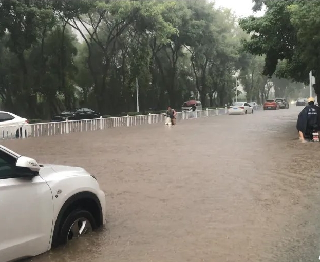 廣州暴雨水浸嚴重。 互聯網