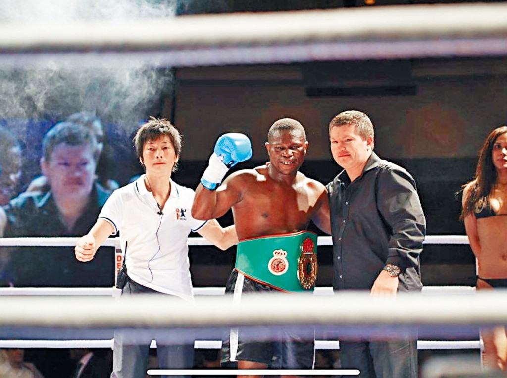 Bresson(中)參加UBO世界冠軍賽事,結果奪得世界冠軍腰帶,由英國拳王Ricky Hatton(右)頒獎。