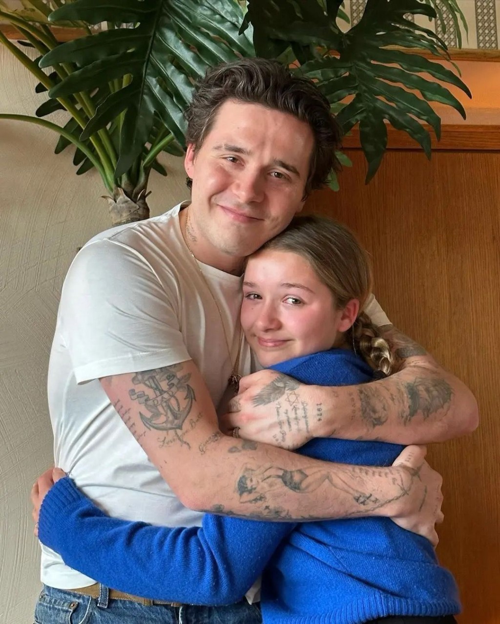 近日,Brooklyn再遮蓋右臂上寫有「DAD」的紋身。 近日,Brooklyn再遮蓋右臂上寫有「DAD」的紋身。