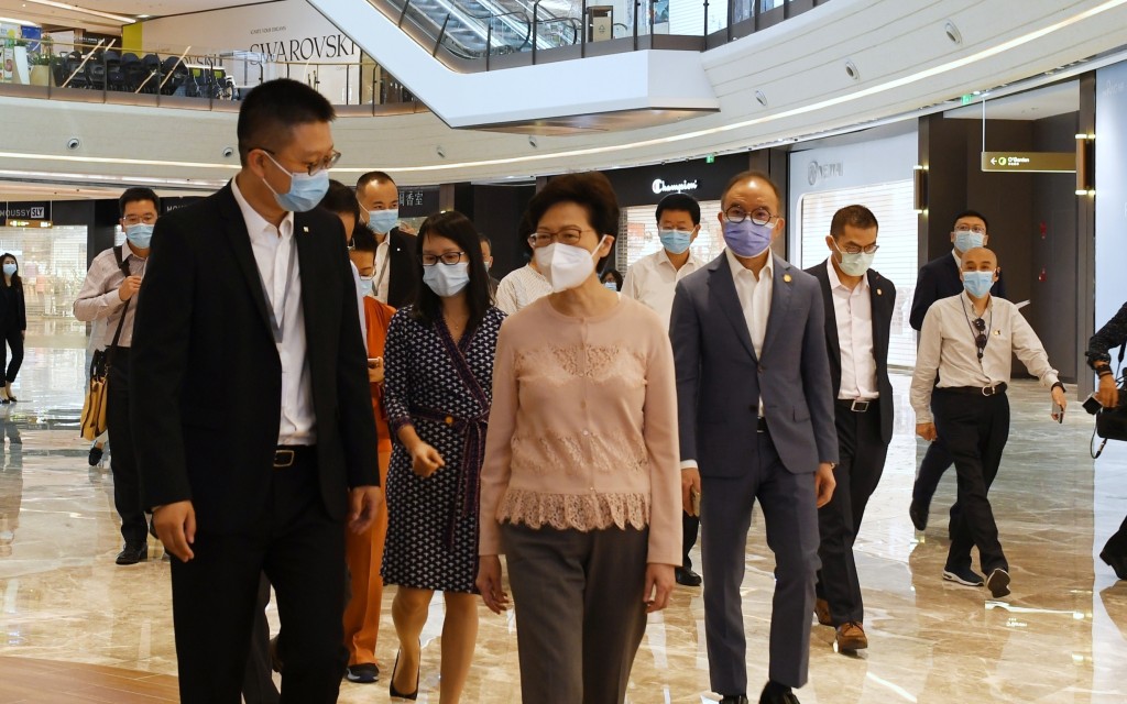 林鄭月娥在曾國衞陪同下參觀購物公園。政府新聞處圖片