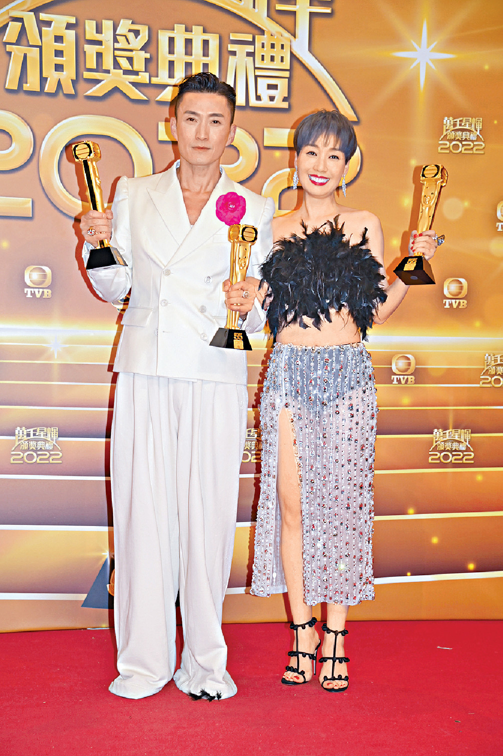 ■出爐視帝陳山聰與視后江美儀開心捧獎合照。