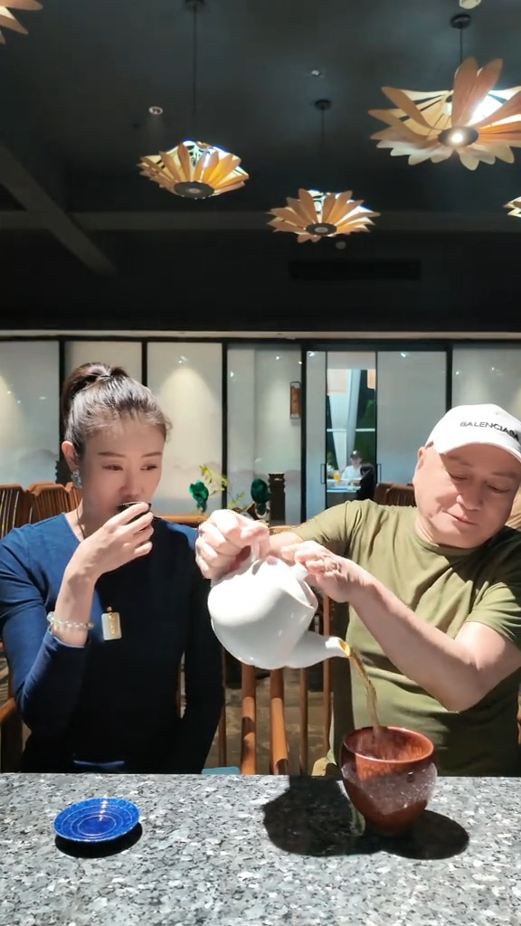 湯鎮業斟滿一碗。 湯鎮業斟滿一碗。