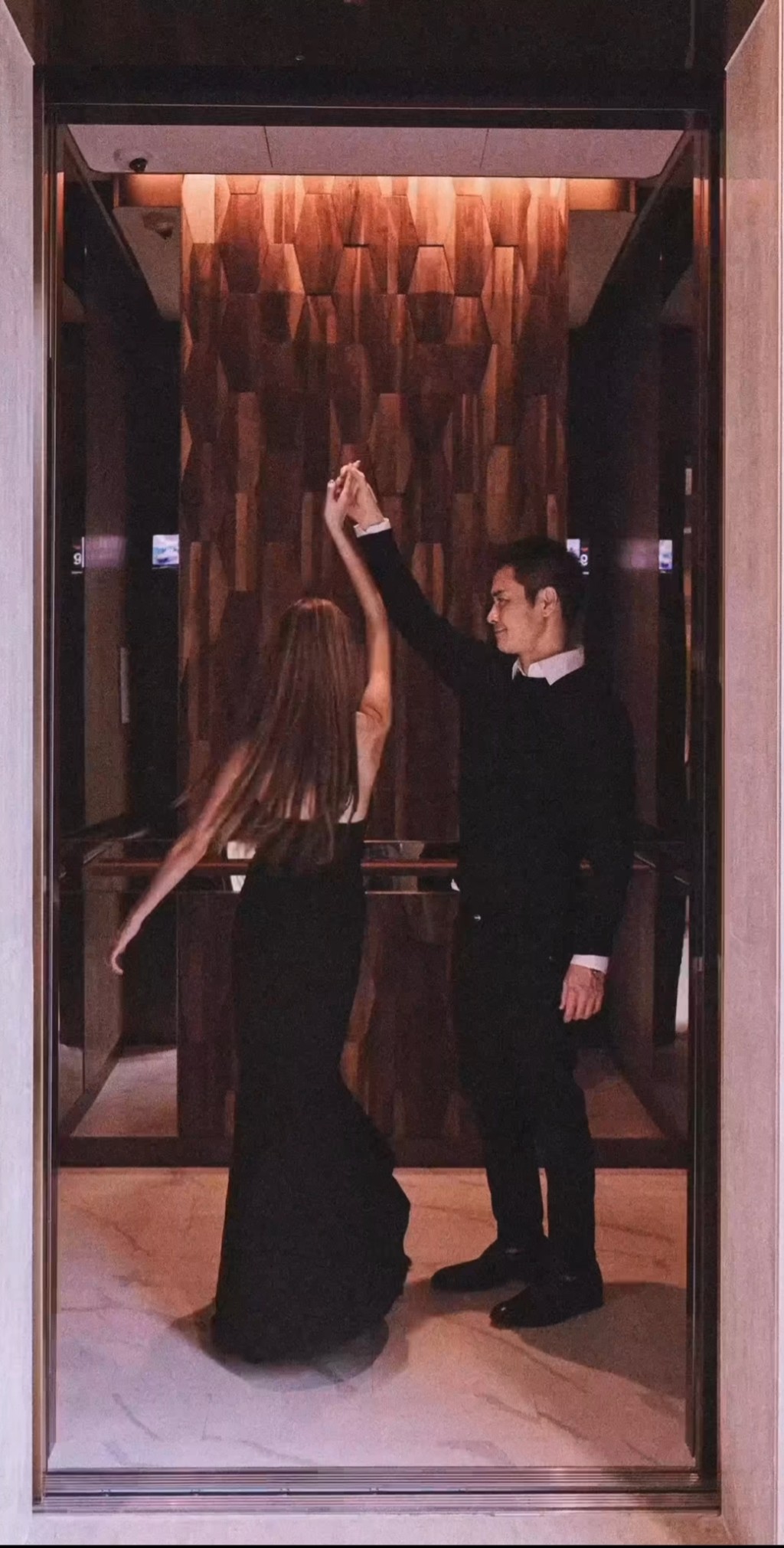 内容是二人在电梯中如跳舞般。