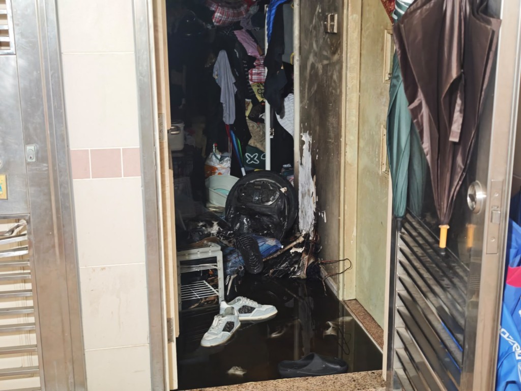 起火的電動單輪車放置單位近門口位置,牆身被熏黑。 起火的電動單輪車放置單位近門口位置,牆身被熏黑。