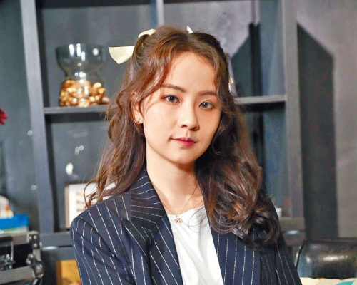 谷婭溦初出道時一度事業受挫，幸好她懂得將負能量轉化為創作靈感，終能谷底翻身。