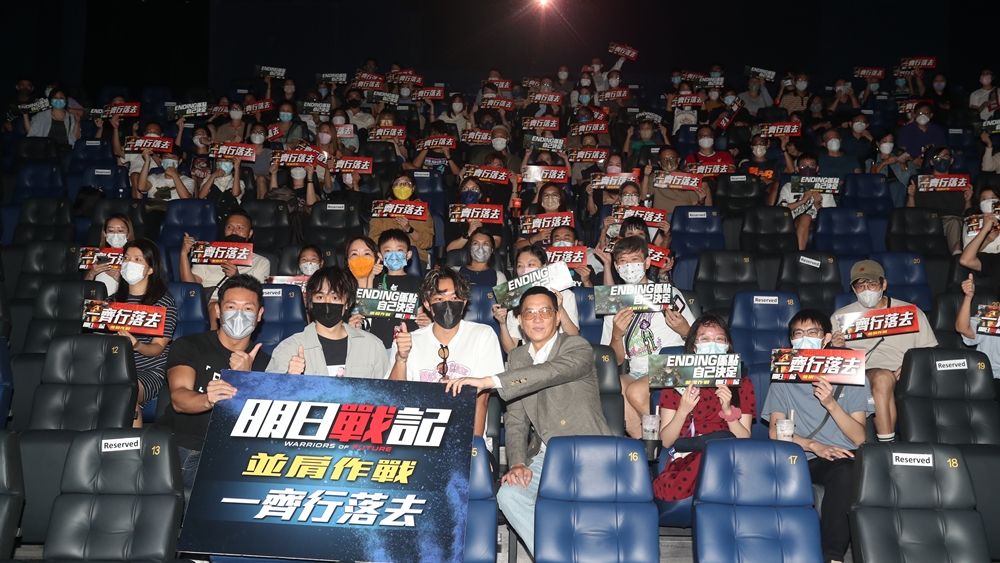 张家辉、胡子彤、吴肇轩和罗浩铭昨日为电影《明日战记》谢票。